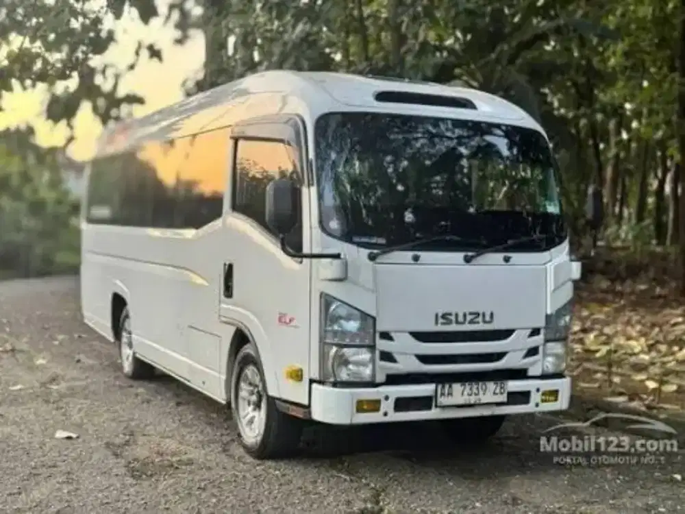 Isuzu NKR 55 microbus