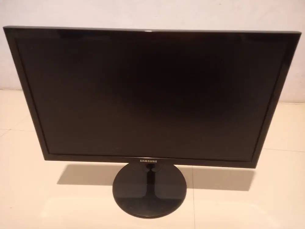 GARAGE SALE!!!  Monitor Samsung 19inch dan 19,5inch