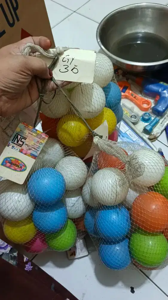 Bola-bola plastik