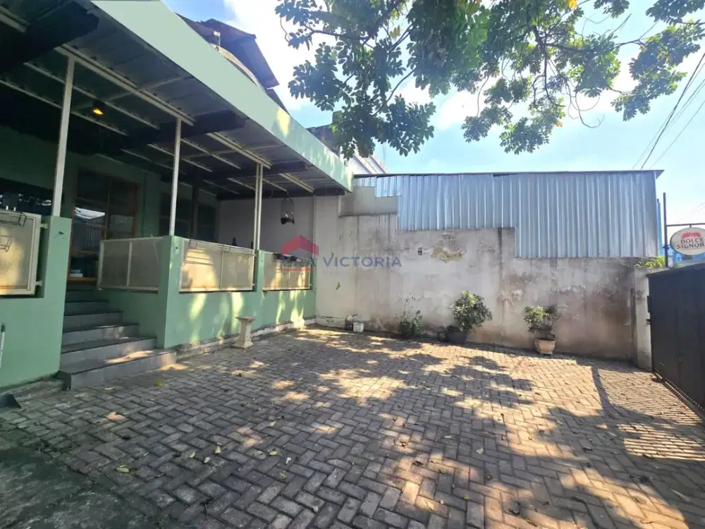 Bangunan Komersial di Pusat Kota Dekat Alun-Alun dan Balai Kota