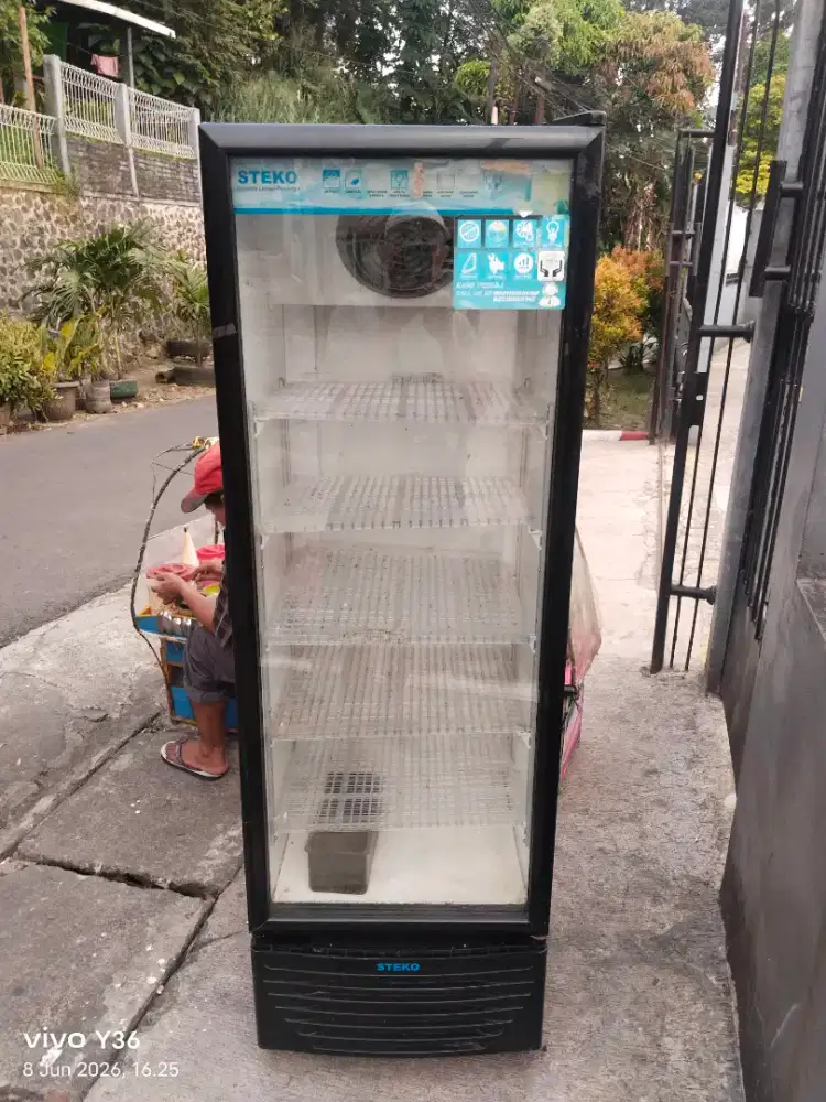 Di jual cepat showcase 5 rak orisinil