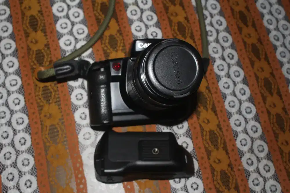 Canon Eos 5 Film + Lensa Tele 70-210 + Vertical Grip 10