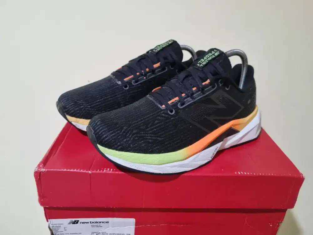 Sepatu Running NB FuelCell Propel v5