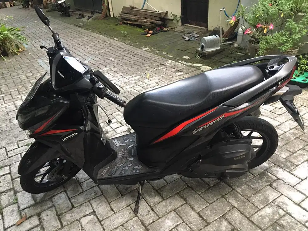 Vario 125 CBS warna hitam-abu