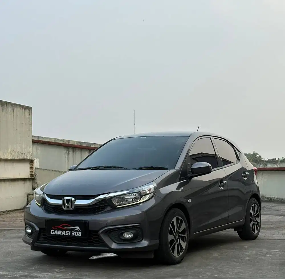Honda Brio Satya E CVT AT Tahun 2023  Warna Abu Abu KM 37 rb