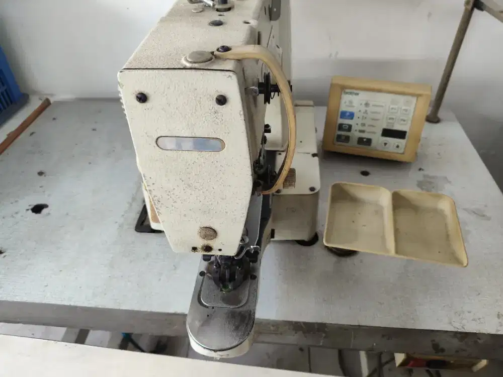 Mesin pasang kancing automatis brother