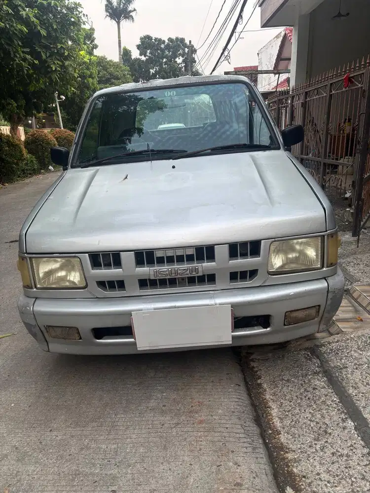 Isuzu Pickup Silver 2010 Diesel Manual bekas