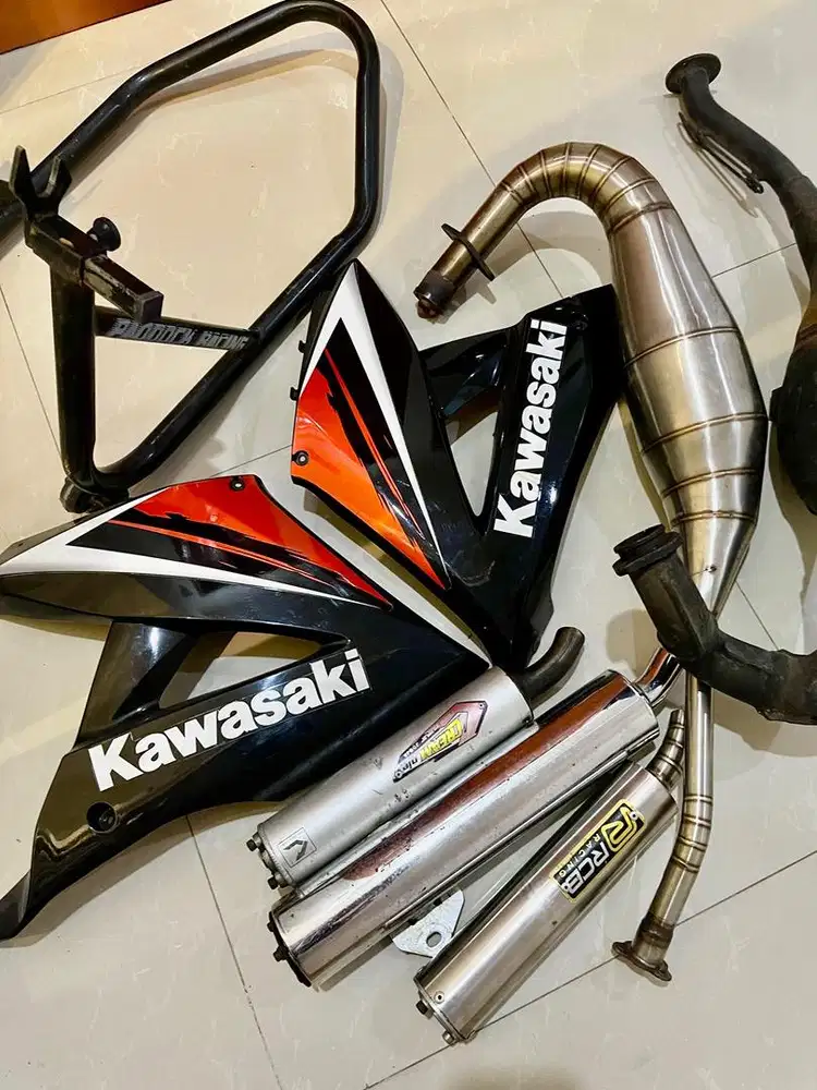 Dijual Borongan : Body bawa ninja rr new dan knalpot ori+costum