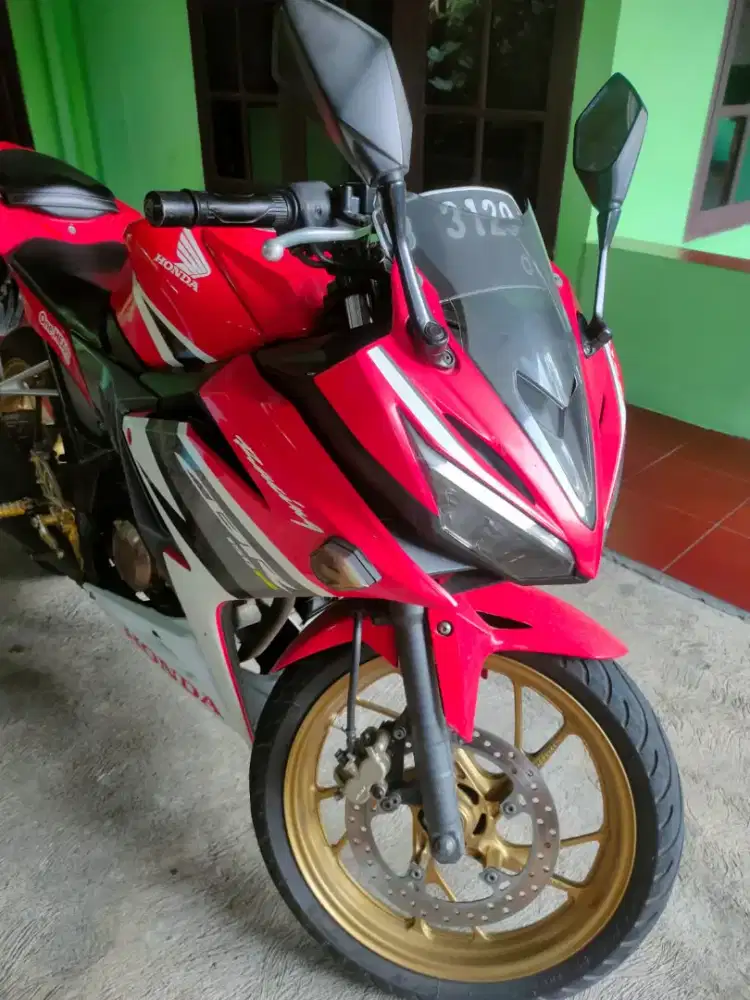 Motor Honda CBR 150 , warna Merah Putih