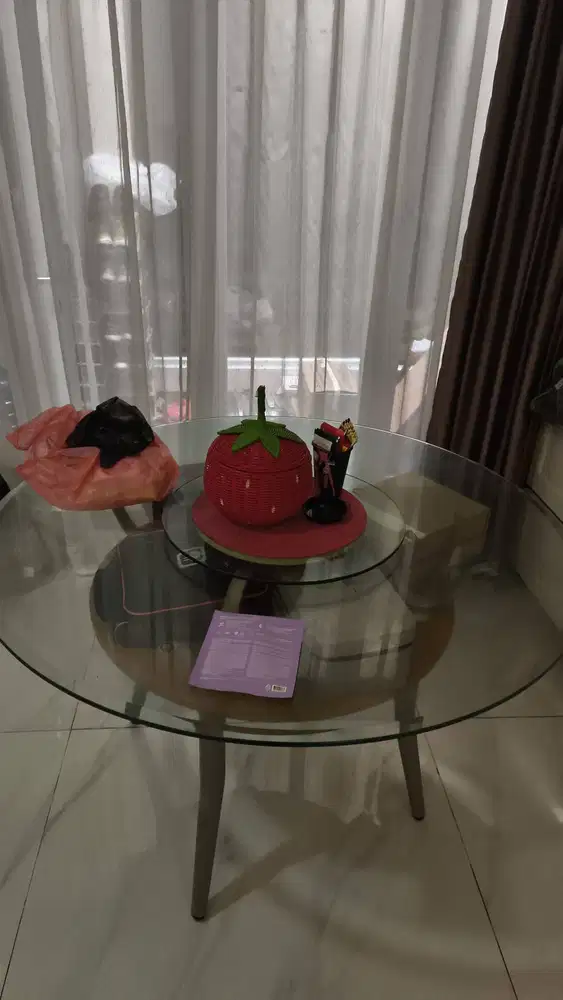 Meja makan kaca bundar