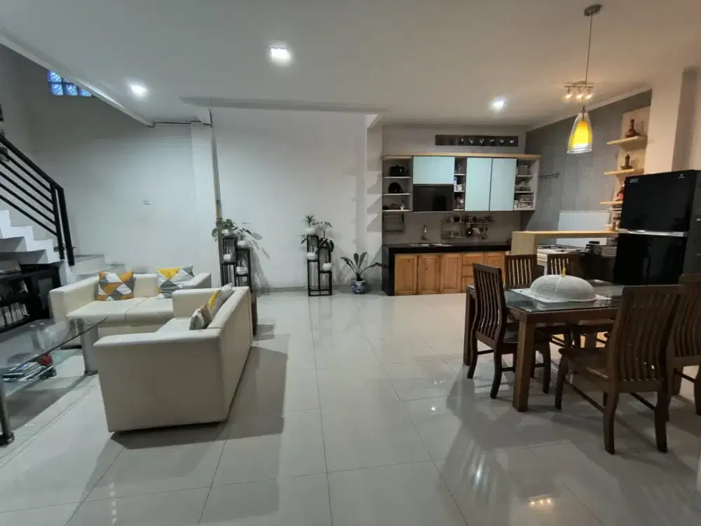 1,4 M nego Dijual Rumah Bagus di TKI 1 Taman Kopo Indah 1 lt 102 lb 150 kt 3 km 2