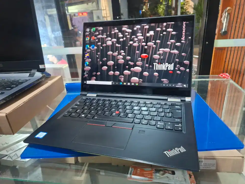 Lenovo Thinkpad yoga X390 touchscreen  ram 8 ssd 128