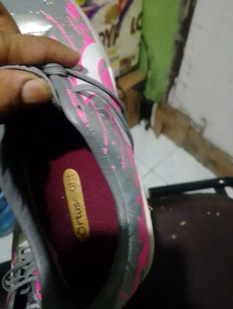 Sepatu bekas olahraga sekarang jarang di pakai