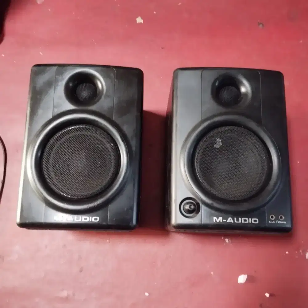Sepasang studiophile M-Audio AV40