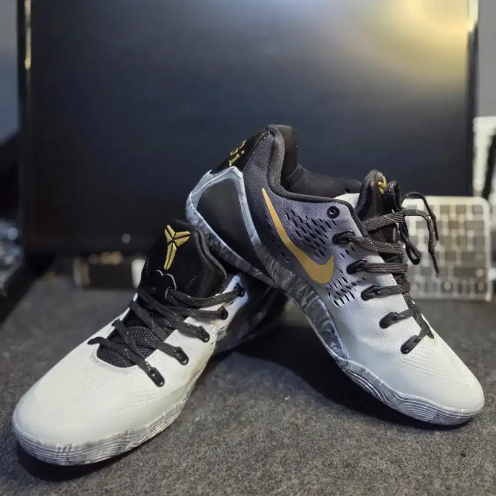 Sepatu olahraga basket