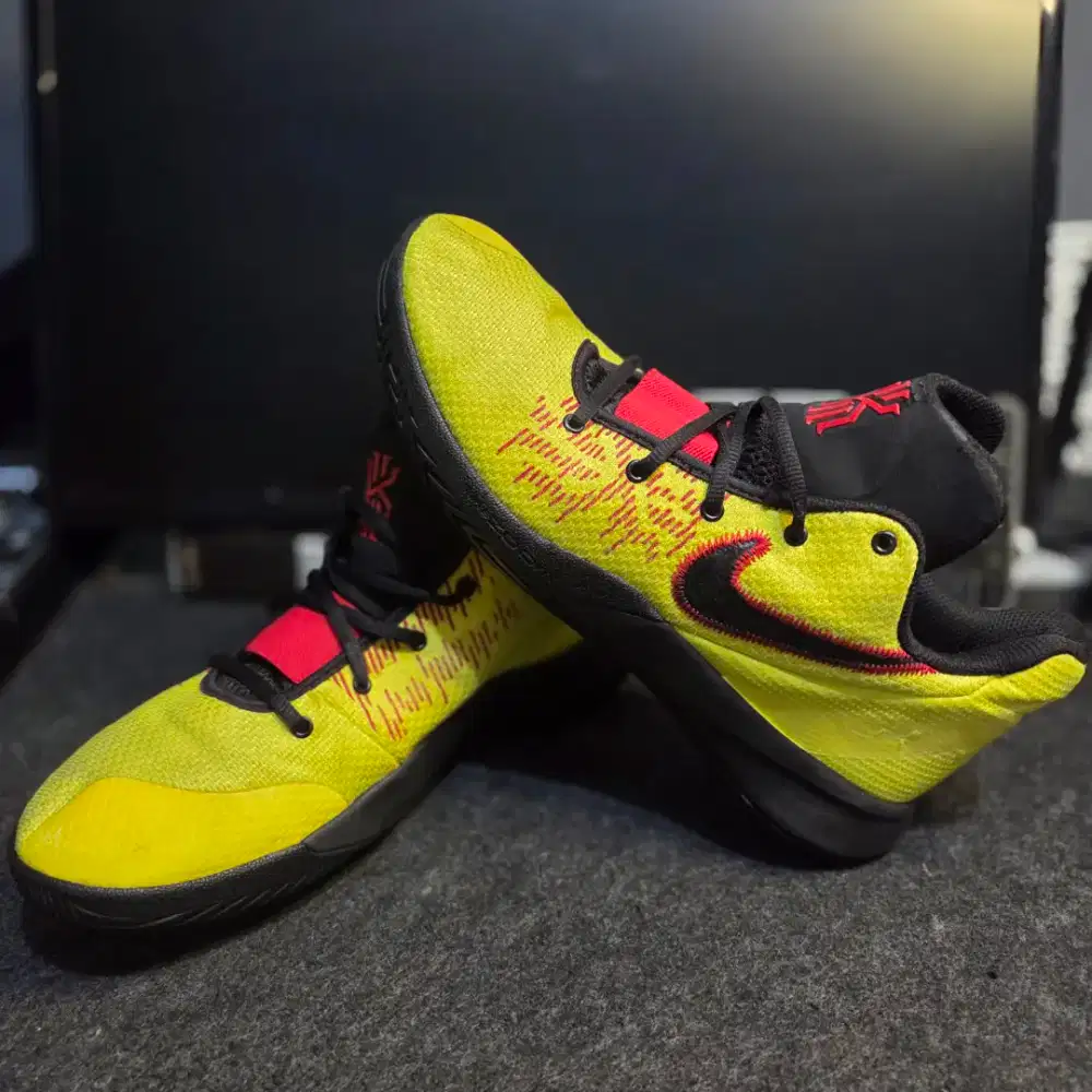 Sepatu olabraga basket