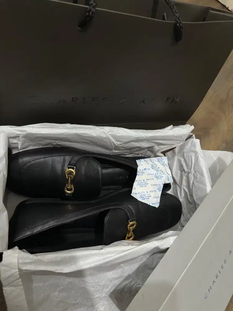 Charles & Keith tipe Flats/Covered/Loafer warna hitam