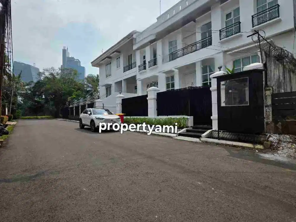 di sewakan rumah mewah area kedubes di taman patra Kuningan Jakarta Selatan