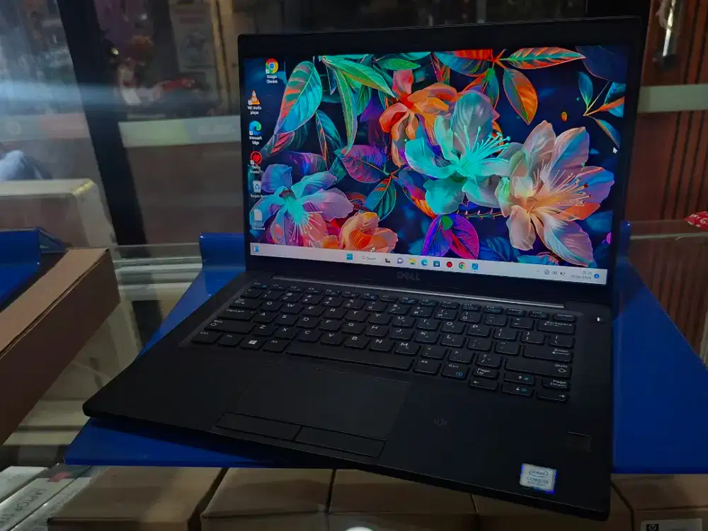 Dell Latitude 7390

 Core i5 gen 8
Ram 8gb ddr4
Ssd 256gb
