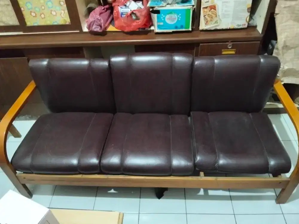 Sofa satuan Bekas warna comlat tua ada pegangan kayu