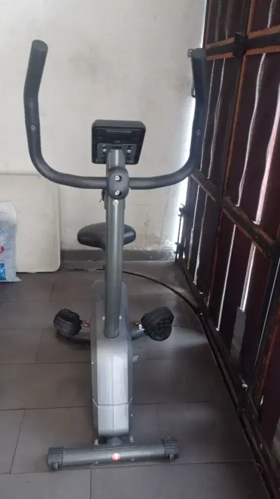 sepeda statis atau exercise bike
