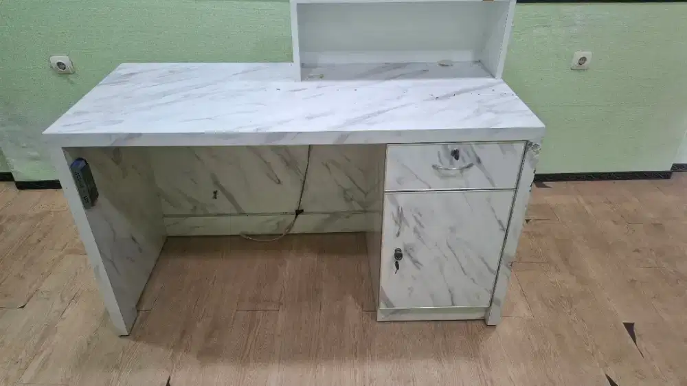 Meja kasir atau toko atau kantor bisa buat usaha