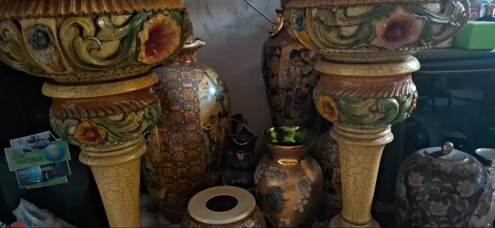 Guci bekas besar dan kecil