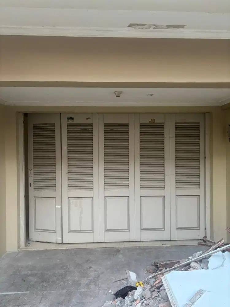 Dijual : Pintu Garasi Merek Wina. Kondisi Sangat Bagus