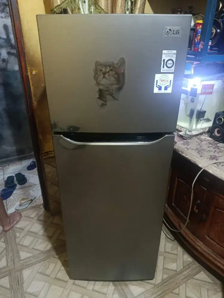 Kulkas 2 pintu merek LG inverter