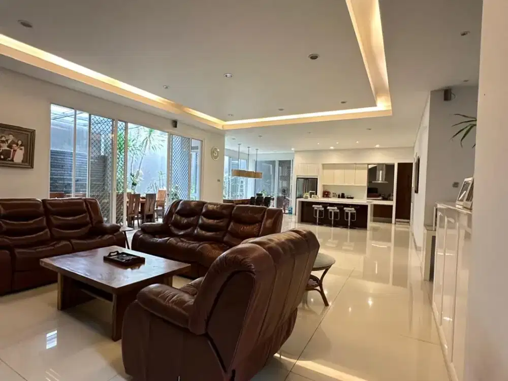 Dijual Rumah Mewah Hoek Full Furnish, Kota Baru Parahyangan