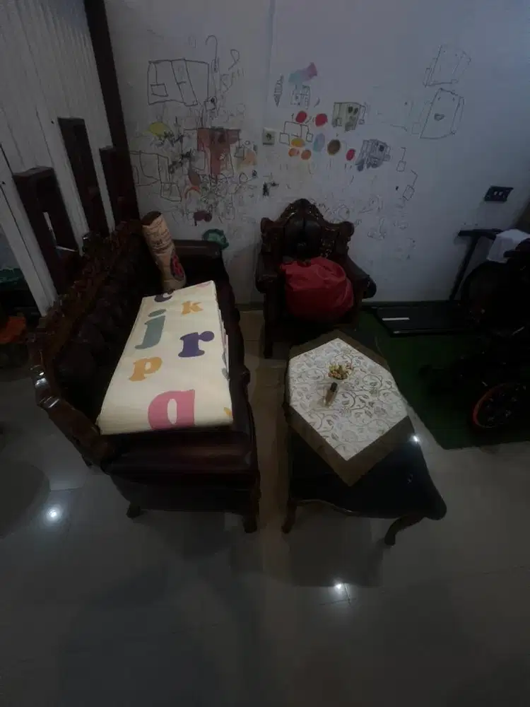 Sofa jadul warna maroon