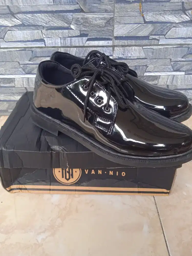 Sepatu pantopel pria kilap size 44 baru ada box poris cipondoh