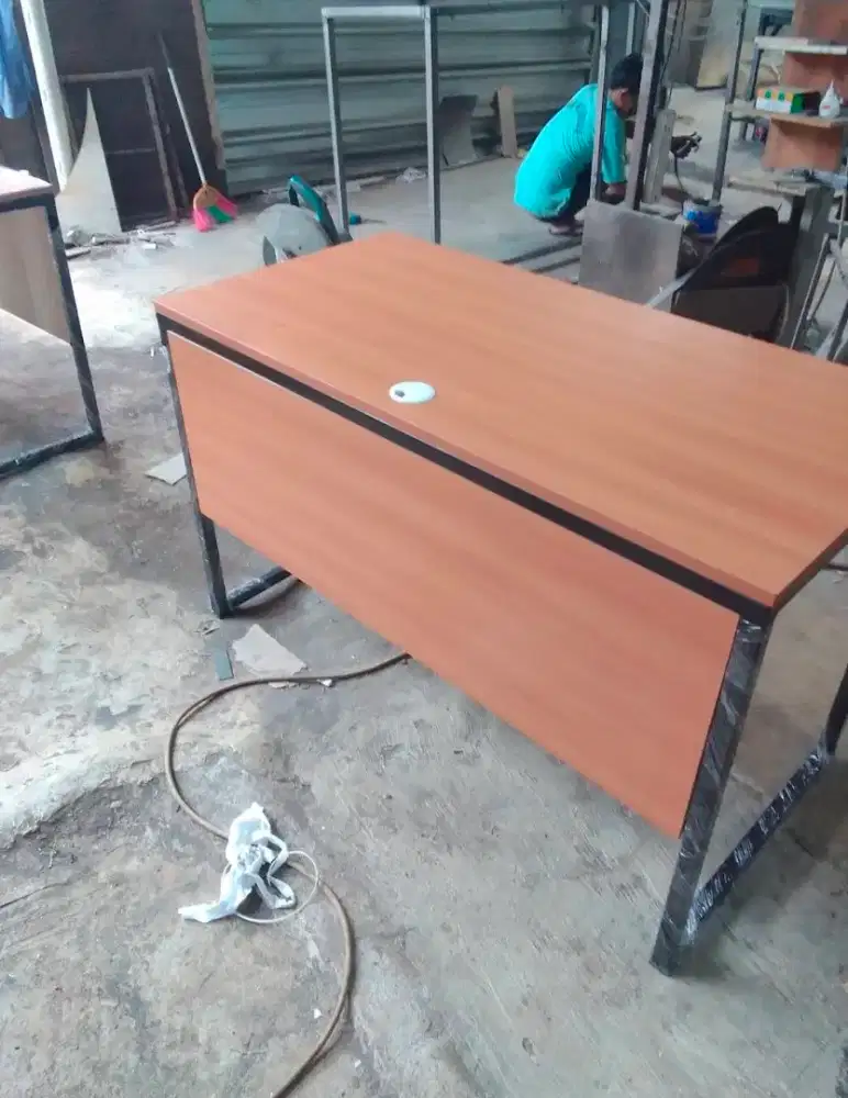 Meja kantor ukuran 120x60x75cm