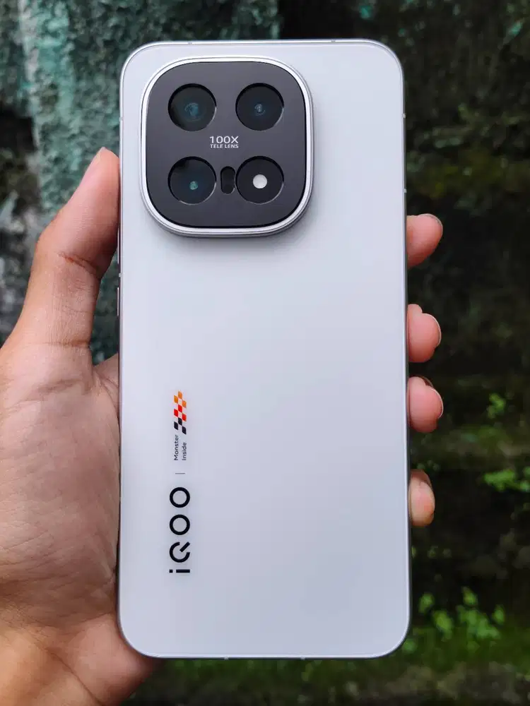 IQOO 15 16/512GB Warna Legend