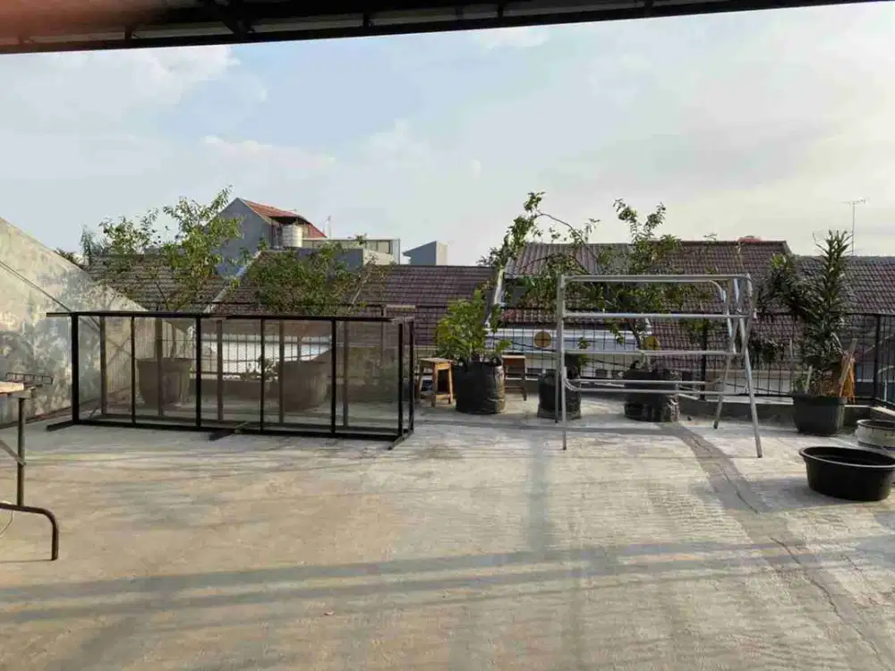 dijual rumah 3 lantai ditaman palem lestari jalan 3 mobil
