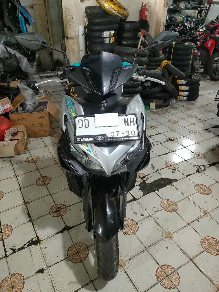 Yamaha Aerox 2025 silver hitam