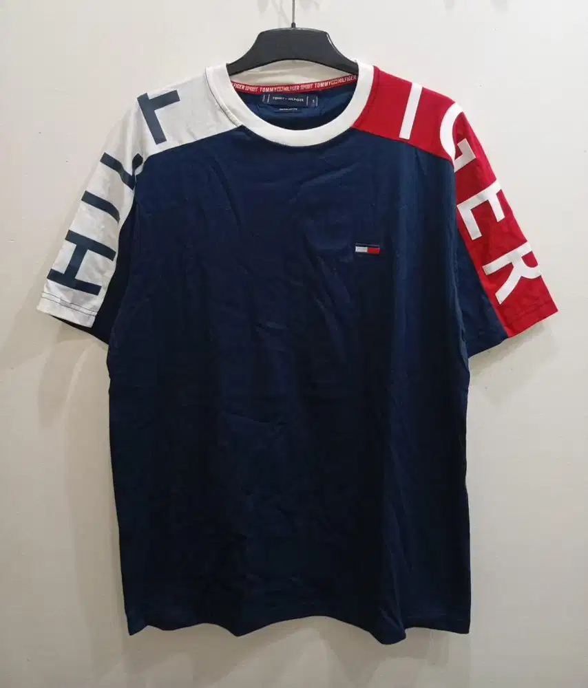 TOMMY HILFIGHER LOGO SLEEVES NAVY TSHIRT