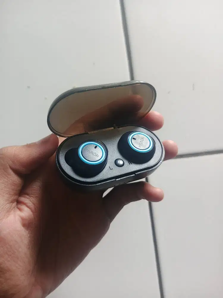 Headset bluetooth merek HYUNDAI