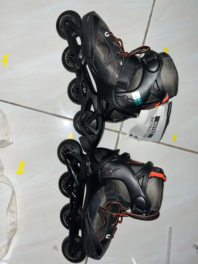 sepatu roda, belum pernah dipakai sama sekali masih ada baut