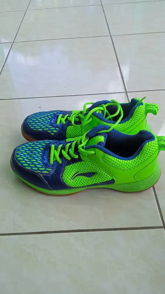 Sepatu badminton Li Ning