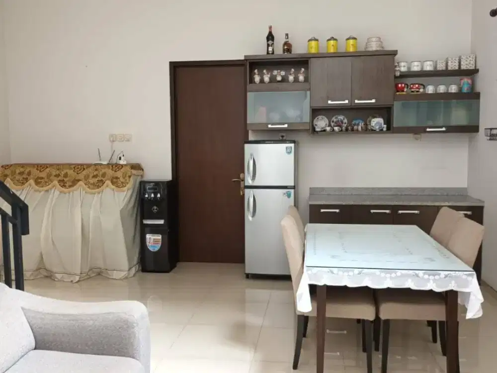 JUAL CEPAT: RUMAH MINIMALIS MODERN 2 LANTAI DI TENGGILIS – LEBAR 10 METER & SEMI FURNISHED! (BJR-008)