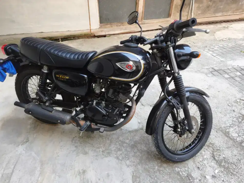 Kawasaki W175 km 18k ++, warna Hitam, standard