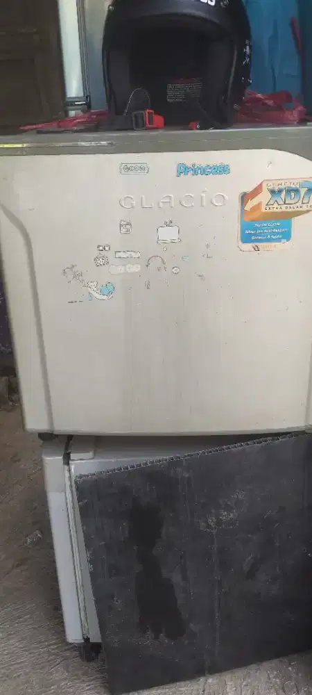 Kulkas kecil minibar