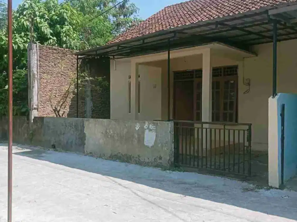 Disewakan rumah 4 kamar dekat stadion maguwoharjo