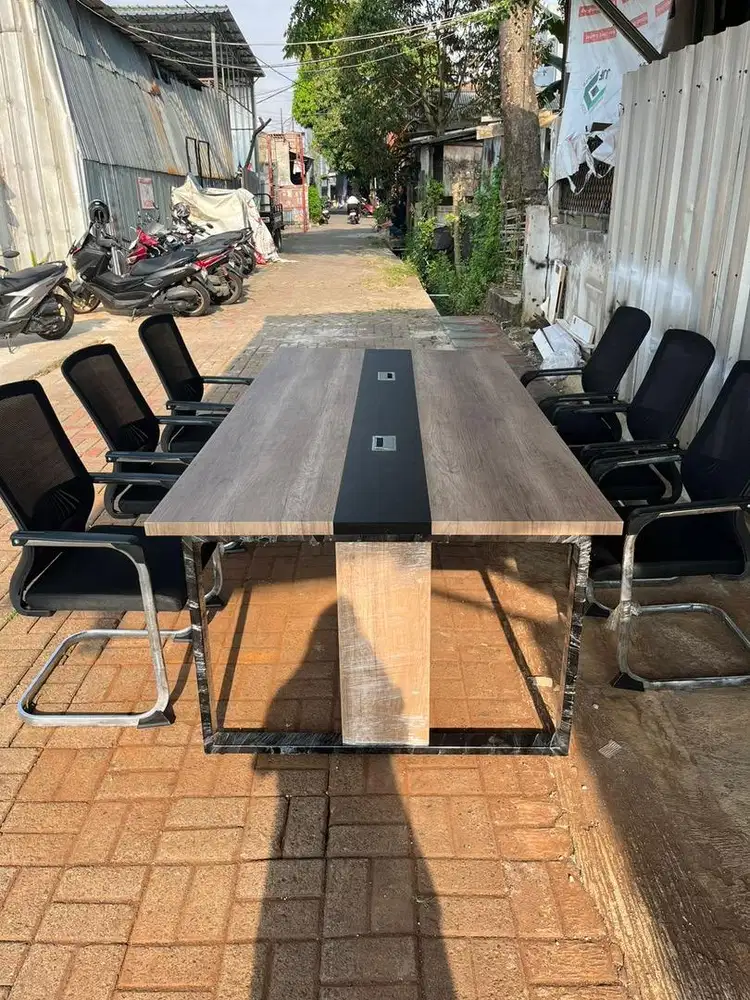 Meja meeting baru
