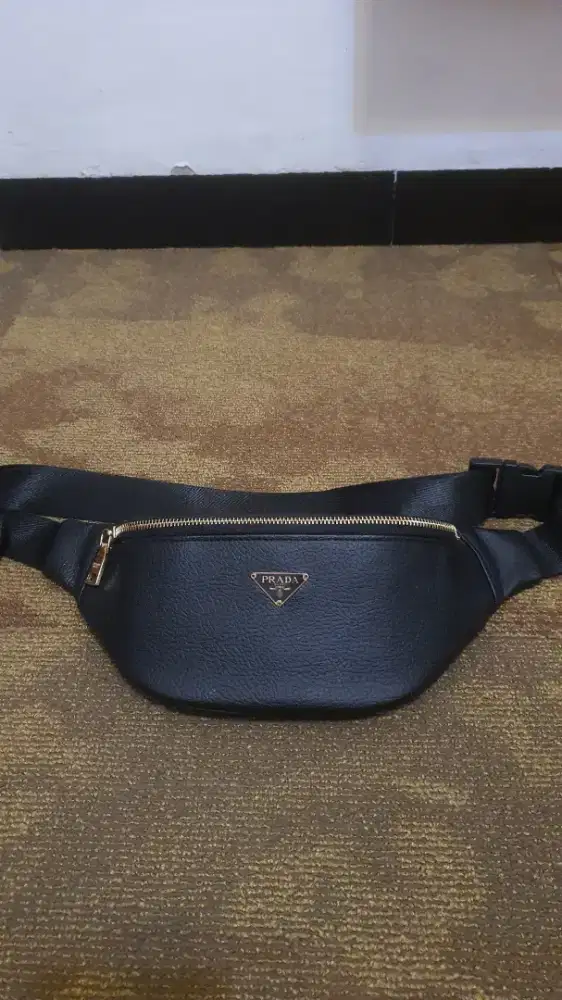 Selempang kulit Prada