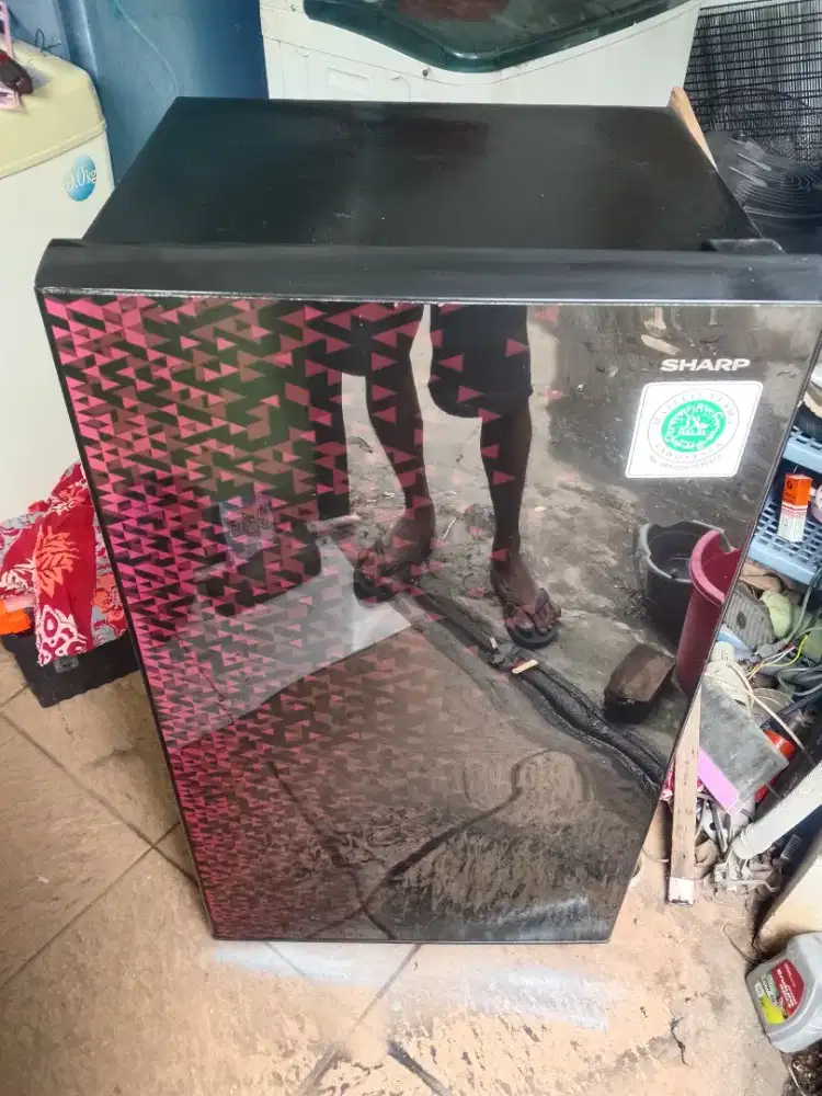 Kulkas 1 pintu sharp normal siap pakai dingin beku nego tipis