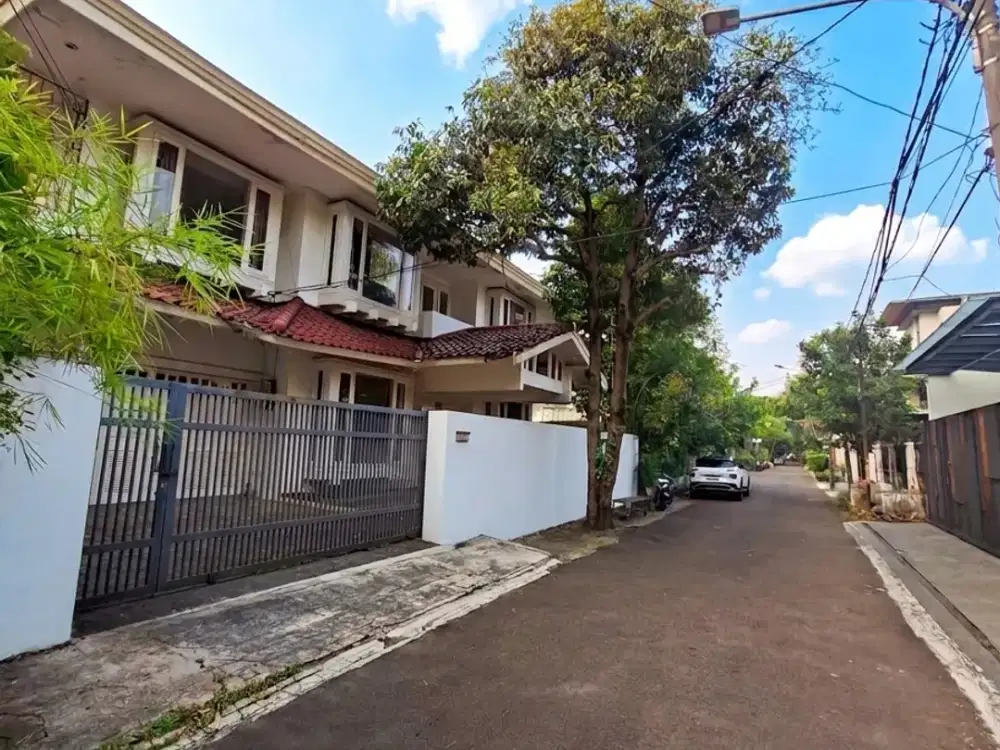 DI JUAL – Rumah Di Area Elit dan Strategis Mega Kuningan. Jarang ada