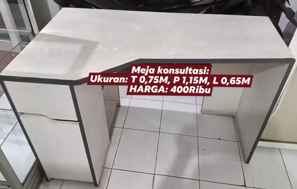 Meja konsultasi dan meja racik