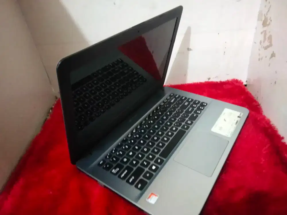 Laptop keren Asus X441BA/AMD A9-9425/RAM 4GB/SSD128/VGA AMD RADEON R5